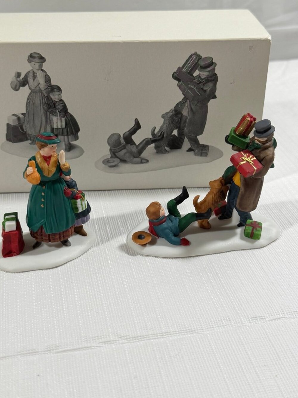 Department 56 Heritage Village Don't Drop The Presents #5532-8 Set w/ Box